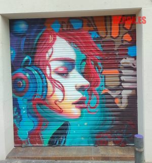 Graffiti Persiana Barcelona Chica Cascos Musica 300x100000
